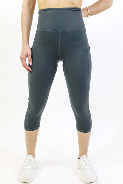 Seajoy Athletic High-Waisted Capri Leggings with Hip Pockets